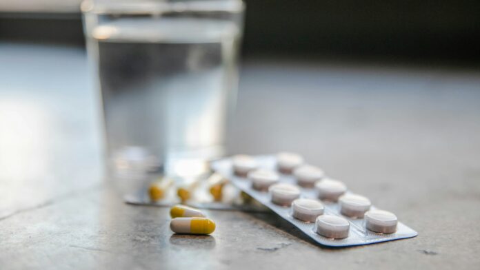 Psicofarmaci nelle borracce a Treviso, medicinali accanto a un bicchiere d’acqua