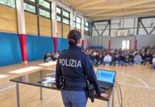 Legalità digitale, la Polizia Postale incontra 270 studenti del liceo Lioy di Vicenza Legalità digitale, agente della Polizia Postale con gli studenti del liceo Lioy