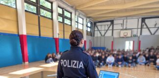 Legalità digitale, la Polizia Postale incontra 270 studenti del liceo Lioy di Vicenza Legalità digitale, agente della Polizia Postale con gli studenti del liceo Lioy