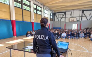 Legalità digitale, la Polizia Postale incontra 270 studenti del liceo Lioy di Vicenza Legalità digitale, agente della Polizia Postale con gli studenti del liceo Lioy