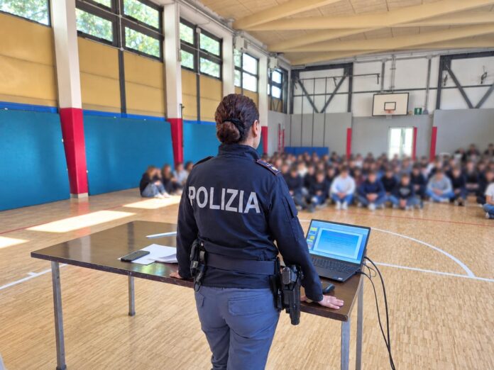 Polizia Postale al liceo Lioy di Vicenza Legalità digitale, agente della Polizia Postale con gli studenti del liceo Lioy