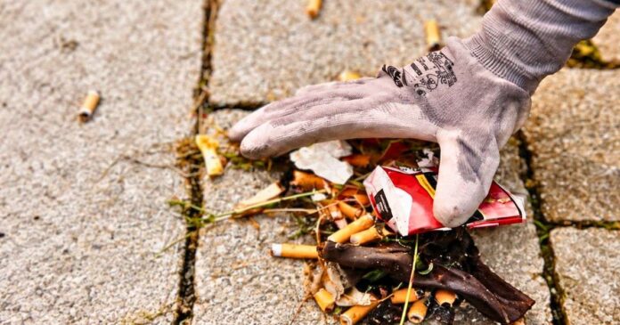 Raccolta rifiuti all’Arcella, volontari rimuovono mozziconi dalle strade