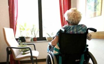 RSA Ca’ Vio, Szumski e Lovat chiedono verifiche su personale e standard assistenziali Verifiche sulla RSA Ca’ Vio, immagine neutra di una persona anziana assistita in struttura