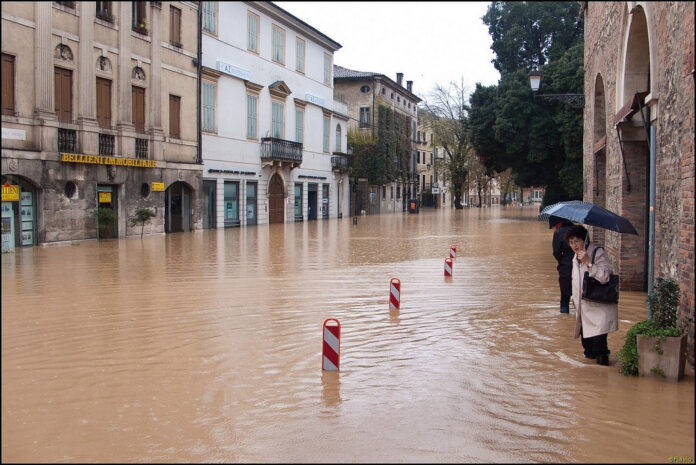 Sicurezza idraulica a Vicenza, una strada allagata durante l’alluvione del 2010