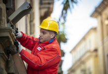 Cornedo Vicentino, nuova rete FiberCop: 35 chilometri di fibra entro giugno 2027 Fibra FiberCop a Cornedo Vicentino, tecnico al lavoro sulla rete