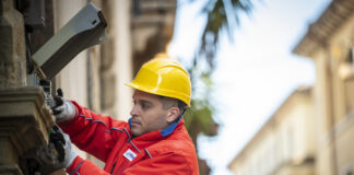 Cornedo Vicentino, nuova rete FiberCop: 35 chilometri di fibra entro giugno 2027 Fibra FiberCop a Cornedo Vicentino, tecnico al lavoro sulla rete