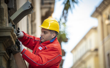 Cornedo Vicentino, nuova rete FiberCop: 35 chilometri di fibra entro giugno 2027 Fibra FiberCop a Cornedo Vicentino, tecnico al lavoro sulla rete