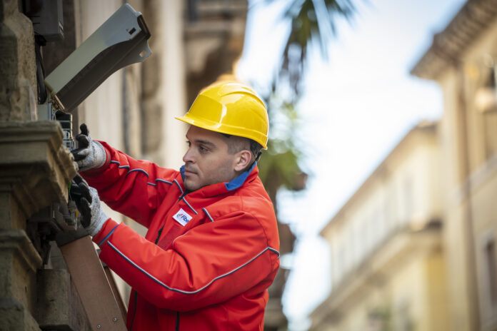 Fibra FiberCop a Cornedo Vicentino, tecnico al lavoro sulla rete