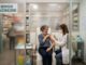 Influenza, dai pediatri una campagna nelle scuole per coinvolgere bambini e famiglie Prevenzione dell’influenza nelle scuole, immagine neutra di una vaccinazione in farmacia