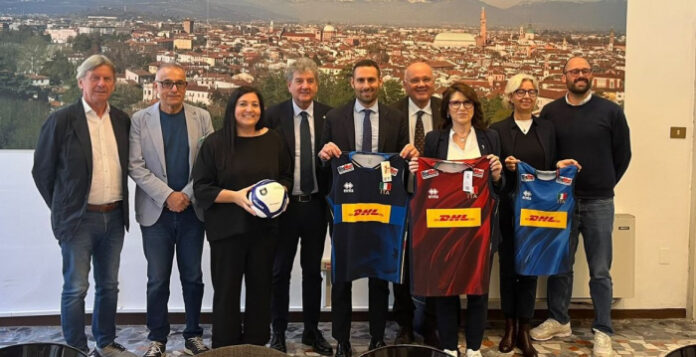 Vicenza celebra gli 80 anni FIPAV: mostra alle Serre Querini e serata all’Olimpico 80 anni FIPAV a Vicenza, rappresentanti sportivi e istituzionali con palloni e maglie da pallavolo