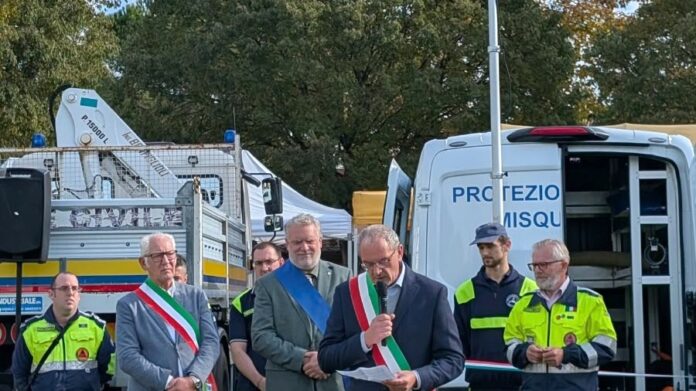 Mussolente, Protezione civile Misquilese da 35 anni: nuovi mezzi e futura sede unica Protezione civile Misquilese, volontari e amministratori davanti ai nuovi mezzi a Mussolente