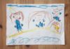 Schio, i bambini disegnano il diritto alla scuola negato ai loro coetanei in guerra Diritto alla scuola dei bambini, disegno infantile con quattro alunni realizzato a pastello
