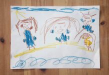Schio, i bambini disegnano il diritto alla scuola negato ai loro coetanei in guerra Diritto alla scuola dei bambini, disegno infantile con quattro alunni realizzato a pastello