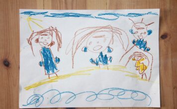 Schio, i bambini disegnano il diritto alla scuola negato ai loro coetanei in guerra Diritto alla scuola dei bambini, disegno infantile con quattro alunni realizzato a pastello