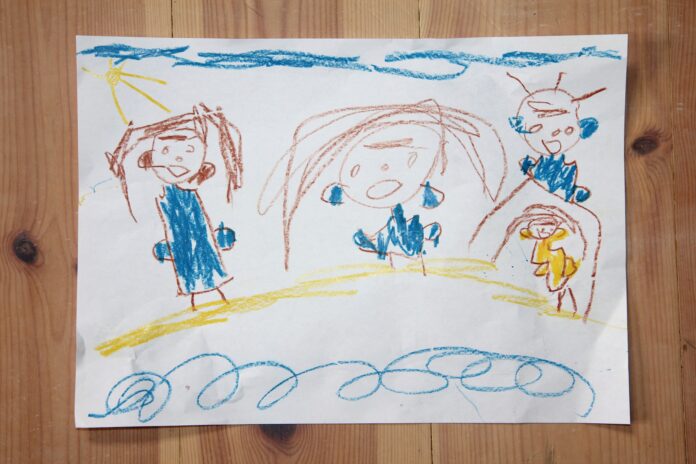 Diritto alla scuola dei bambini, disegno infantile con quattro alunni realizzato a pastello
