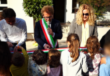 Scuola Lattes di Vicenza inaugurata dopo i lavori da 1,26 milioni: consumi ridotti del 90% Scuola Lattes di Vicenza, Giacomo Possamai al taglio del nastro con amministratori, famiglie e bambini