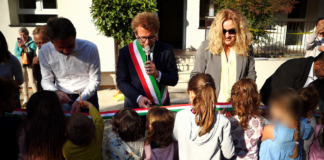 Scuola Lattes di Vicenza inaugurata dopo i lavori da 1,26 milioni: consumi ridotti del 90% Scuola Lattes di Vicenza, Giacomo Possamai al taglio del nastro con amministratori, famiglie e bambini