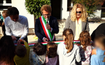 Scuola Lattes di Vicenza inaugurata dopo i lavori da 1,26 milioni: consumi ridotti del 90% Scuola Lattes di Vicenza, Giacomo Possamai al taglio del nastro con amministratori, famiglie e bambini