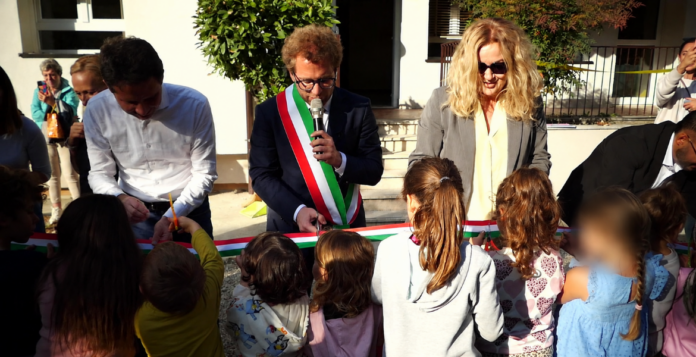 Scuola Lattes di Vicenza inaugurata dopo i lavori da 1,26 milioni: consumi ridotti del 90% Scuola Lattes di Vicenza, Giacomo Possamai al taglio del nastro con amministratori, famiglie e bambini