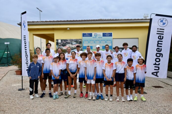 Serie A1, Tennis Comunali Vicenza cade 6-0 con Massa Lombarda e ora attende Crema Tennis Comunali Vicenza, la squadra e i raccattapalle nella foto fornita dal club
