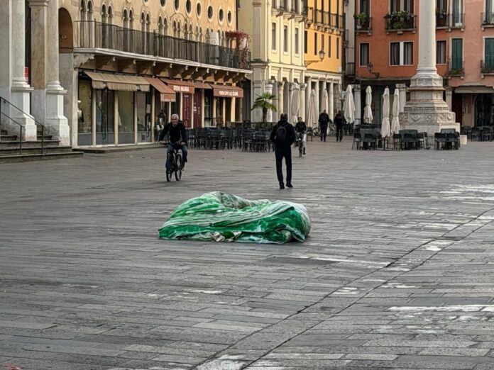 Vicenza, rimossa all’alba la grande tela di bambù stesa in Piazza dei Signori in centro Tela di bambù rimossa a Vicenza e ripiegata in Piazza dei Signori