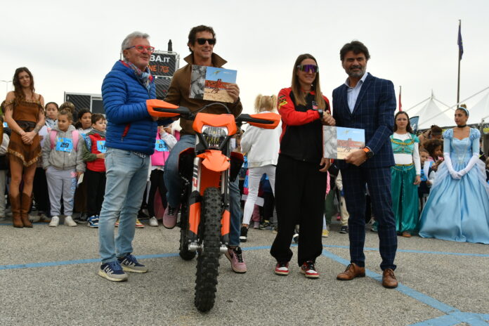 Bibione Sand Storm, la Baby Run porta centinaia di bambini oltre lo schermo e apre il mondiale Bibione Sand Storm Baby Run con bambini, moto e ospiti della manifestazione