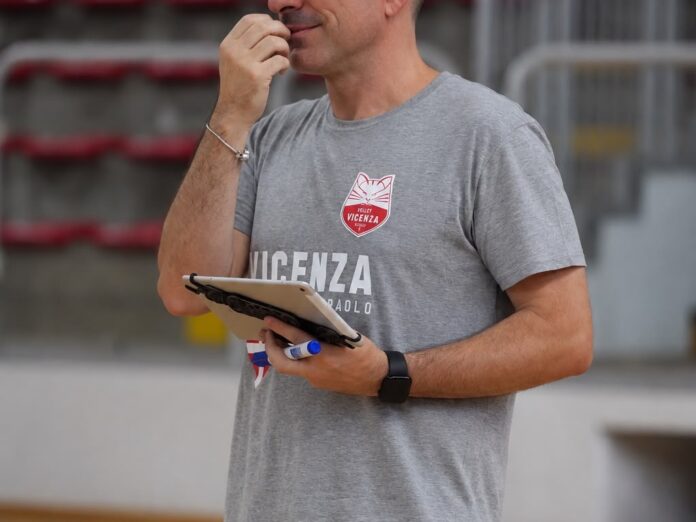Volksbank Vicenza Volley, esordio in casa con il derby di Serie B1 contro Ipag Noventa Derby Vicenza Volley Noventa, coach Luca Secchi durante un allenamento