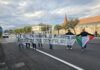 Vicenza, protesta davanti alla caserma Ederle contro guerre, spese militari e carovita Protesta davanti alla caserma Ederle, manifestanti con uno striscione contro le guerre