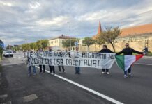 Vicenza, protesta davanti alla caserma Ederle contro guerre, spese militari e carovita Protesta davanti alla caserma Ederle, manifestanti con uno striscione contro le guerre
