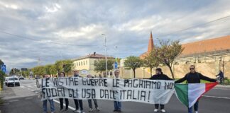 Vicenza, protesta davanti alla caserma Ederle contro guerre, spese militari e carovita Protesta davanti alla caserma Ederle, manifestanti con uno striscione contro le guerre