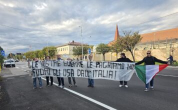 Vicenza, protesta davanti alla caserma Ederle contro guerre, spese militari e carovita Protesta davanti alla caserma Ederle, manifestanti con uno striscione contro le guerre