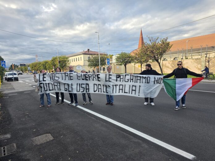 Vicenza, protesta davanti alla caserma Ederle contro guerre, spese militari e carovita Protesta davanti alla caserma Ederle, manifestanti con uno striscione contro le guerre