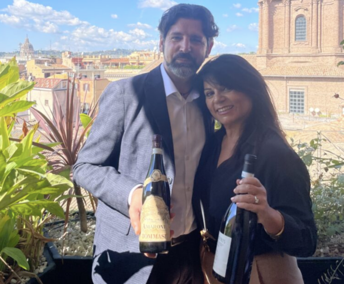 Tommasi Cantina dell’Anno 2027 per Gambero Rosso: premiato l’Amarone Ca’ Florian Tommasi Cantina dell’Anno 2027, Giancarlo Tommasi e Marina Betto con bottiglie di Amarone