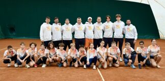 Tennis Comunali Vicenza rimonta Crema e vince 4-2 nel campionato di Serie A1 Tennis Comunali Vicenza, squadra e ragazzi della scuola tennis dopo la vittoria casalinga contro Crema