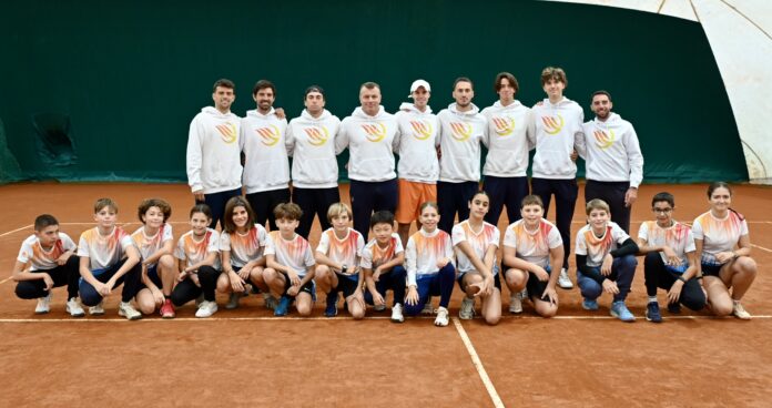 Tennis Comunali Vicenza, squadra e ragazzi della scuola tennis dopo la vittoria casalinga contro Crema