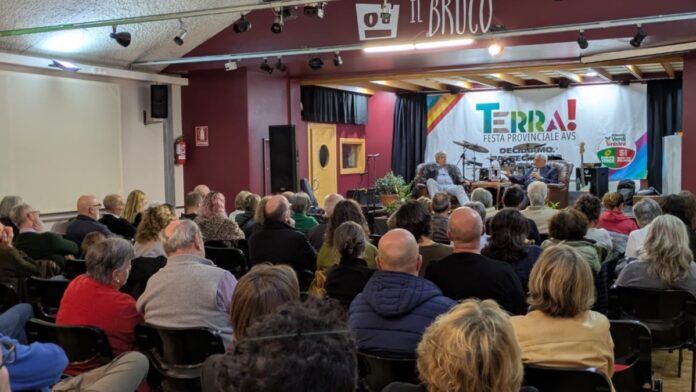 Festa provinciale AVS Vicenza, pubblico riunito al Circolo operaio Il Bruco di Schio durante Terra