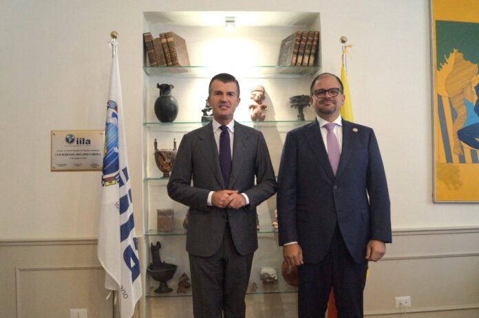 IILA ed Ecuador rafforzano la cooperazione su giustizia, carceri e sicurezza Cooperazione IILA Ecuador, Giorgio Silli con il ministro John Reimberg Oviedo nella sede dell’organizzazione