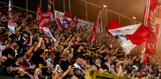 L.R. Vicenza-Modena, tutto esaurito al Menti per il posticipo di Serie B L.R. Vicenza-Modena sold out, tifosi biancorossi sugli spalti dello stadio Romeo Menti