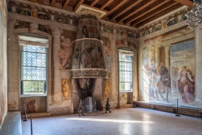 Halloween al Castello di Thiene, Villaggio delle streghe e percorso horror Salem Halloween al Castello di Thiene, una delle sale affrescate della dimora storica