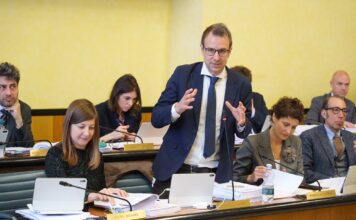 Studenti in piazza, Cunegato contro Ruzza: «La destra prenda le distanze dagli sberloni» Sberloni agli studenti in piazza, Carlo Cunegato interviene in Consiglio regionale