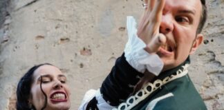 Costabissara, “La bisbetica domata” dell’Archibugio torna in scena in versione frontale Bisbetica domata a Costabissara, due attori della compagnia L’Archibugio in costume di scena