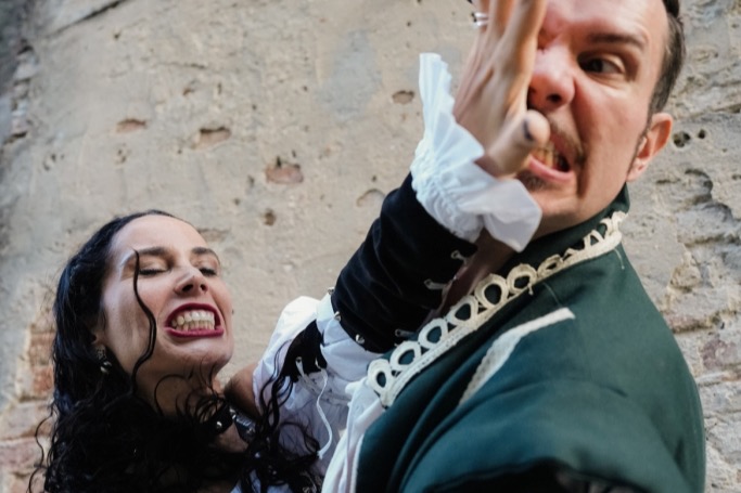 Costabissara, “La bisbetica domata” dell’Archibugio torna in scena in versione frontale Bisbetica domata a Costabissara, due attori della compagnia L’Archibugio in costume di scena