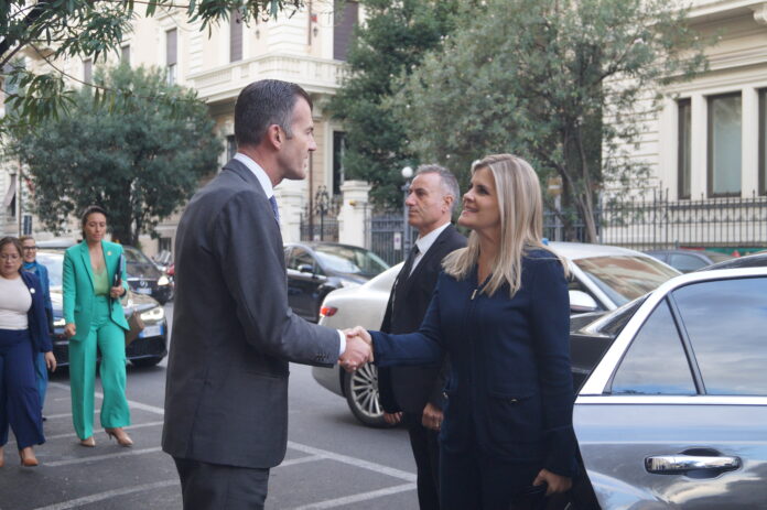 Costa Rica, la presidente Laura Fernández Delgado in visita ufficiale all’IILA a Roma Visita della presidente del Costa Rica all’IILA, Laura Fernández Delgado accolta da Giorgio Silli a Roma