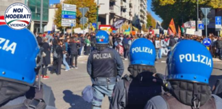Scontri a Vicenza, Noi Moderati: «Protestare è un diritto, la violenza un fallimento» Posizione di Noi Moderati sugli scontri, agenti di polizia davanti al corteo di Vicenza