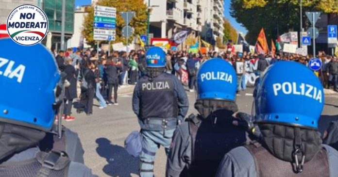 Posizione di Noi Moderati sugli scontri, agenti di polizia davanti al corteo di Vicenza