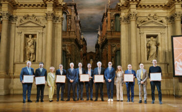 Premio Pigafetta 2026, Vicenza celebra al Teatro Olimpico imprese e ambasciatori Premio Pigafetta 2026, premiati e rappresentanti istituzionali sul palco del Teatro Olimpico di Vicenza