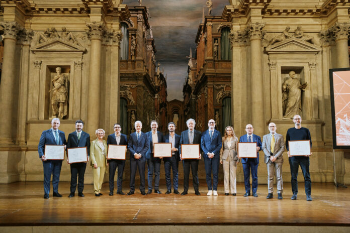 Premio Pigafetta 2026, Vicenza celebra al Teatro Olimpico imprese e ambasciatori Premio Pigafetta 2026, premiati e rappresentanti istituzionali sul palco del Teatro Olimpico di Vicenza