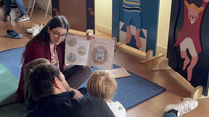 Schio, ragazzi, bambini e papà ripensano ruoli e cura in famiglia con “A quattro mani” A quattro mani a Schio, lettura per bambini e papà durante il laboratorio