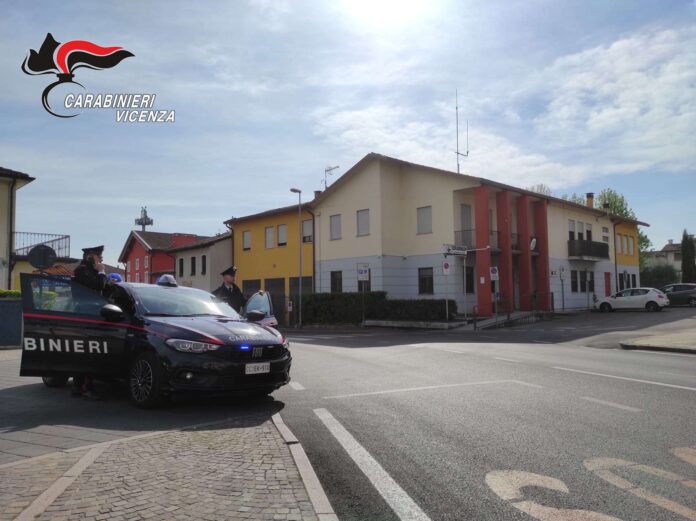 Controlli dei Carabinieri a Malo Violazione del DACUR a Malo, pattuglia dei Carabinieri davanti alla stazione locale