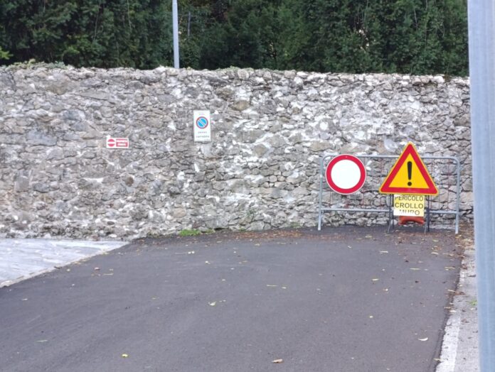 Muro storico transennato a Santa Maria in Valle a Schio Schio, verifiche sul muro e sull’ex Hotel Eden: la muratura transennata